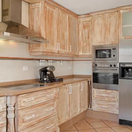 Obsidian Canarysol شقة *